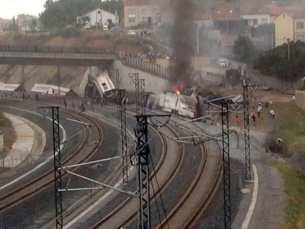 L'immagine, tratta dal twitter di Jacobo Vieites Perez (jacobovieites), mostra il treno deragliato all'entrata della stazione di Santiago di Compostela. Ansa